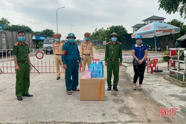 Nhiều phần quà gửi đến các lực lượng tuyến đầu “tâm dịch” Hà Tĩnh