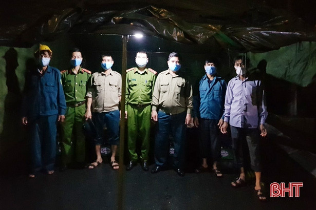 Công an Thạch Hà trắng đêm chống dịch