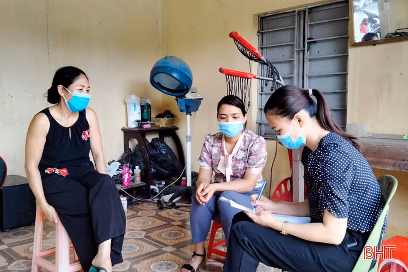 Phụ nữ Hà Tĩnh bền bỉ tuyên truyền, hỗ trợ phòng chống dịch Covid-19
