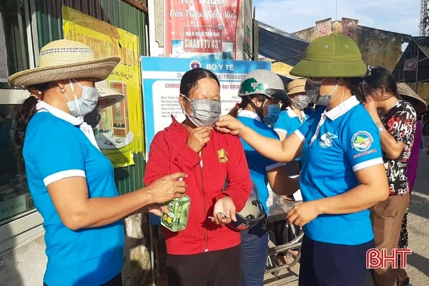 Phụ nữ Hà Tĩnh truyền thông phòng dịch Covid-19 ở chợ nông thôn