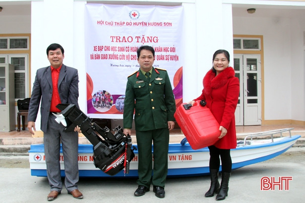 Trao 20 xe đạp cho học sinh nghèo học giỏi huyện Hương Sơn