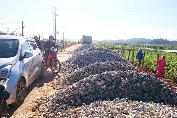 Thi công thiếu an toàn trên quốc lộ 8C ở Hương Sơn