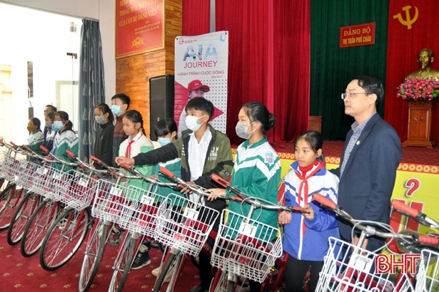AIA chi trả hơn 1,1 tỷ đồng quyền lợi bảo hiểm cho 4 khách hàng ở Hương Sơn