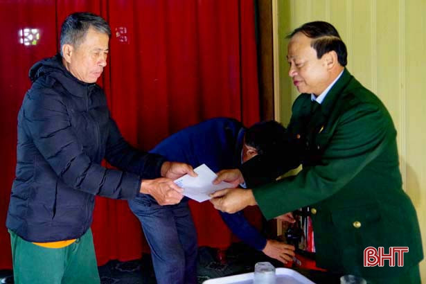 Hội CCB tỉnh tặng quà thân nhân liệt sỹ Đoàn Kinh tế - Quốc phòng 337
