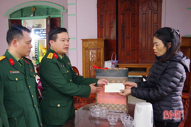 Bộ CHQS Hà Tĩnh tặng 33 suất quà cho gia đình chính sách