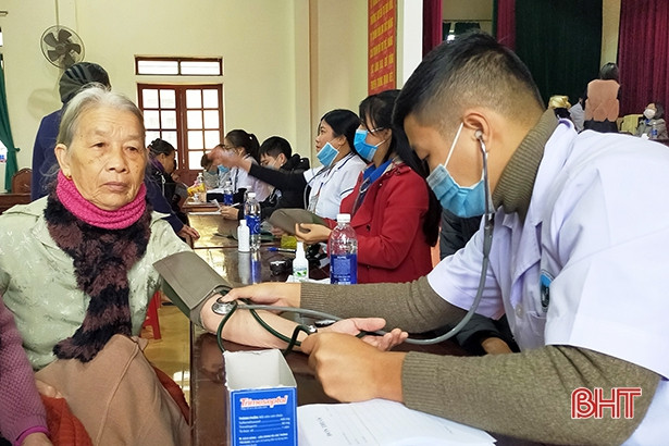 Khám, cấp thuốc miễn phí cho gần 300 người dân TP Hà Tĩnh