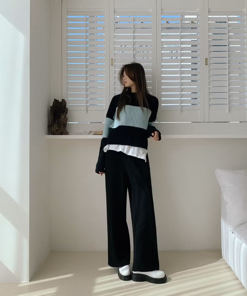 4 cách diện áo len tối màu thật sang