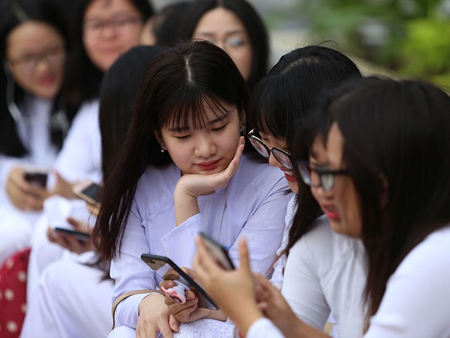 Chính phủ yêu cầu hướng dẫn học sinh dùng điện thoại