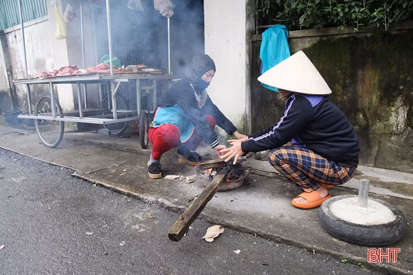 Bịt kín người khi ra đường vẫn co ro trong cái rét dưới 15 độ C ở Hà Tĩnh