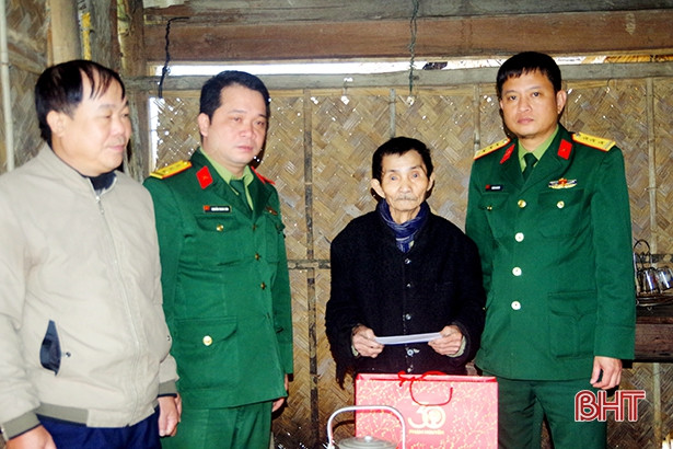 Bộ CHQS Hà Tĩnh tặng 33 suất quà cho gia đình chính sách