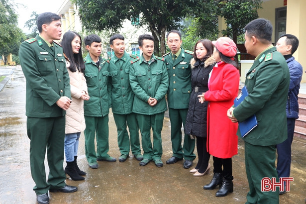 Trao quà hỗ trợ phụ nữ khó khăn khu vực biên giới Hà Tĩnh