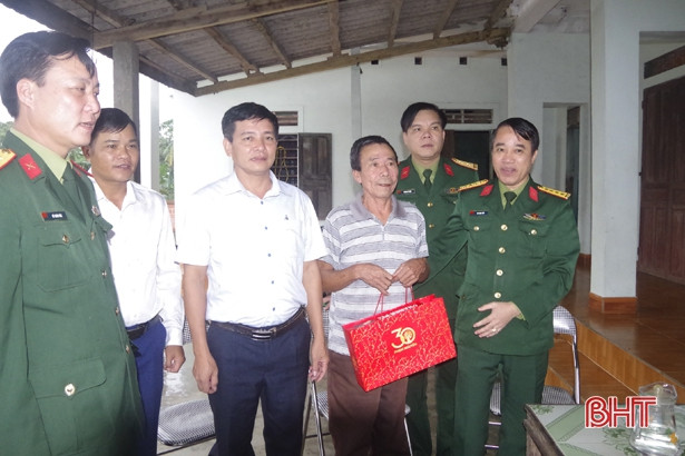 Lãnh đạo Bộ CHQS tỉnh thăm hỏi, tặng quà gia đình chính sách 