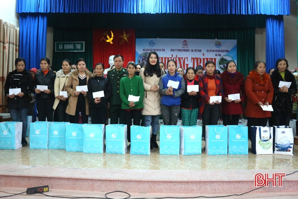 Trao quà hỗ trợ phụ nữ khó khăn khu vực biên giới Hà Tĩnh