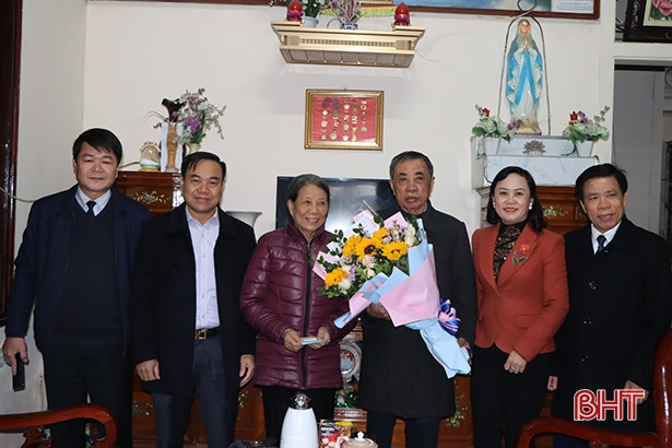 Trưởng ban Dân vận Tỉnh ủy, Giám đốc Công an tỉnh Hà Tĩnh chúc mừng Giáng sinh