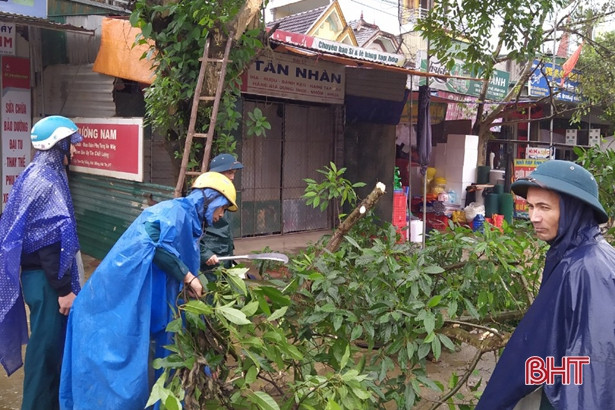 Dẹp bỏ hơn 60 mái che, biển quảng cáo vi phạm tại khu vực chợ Bộng