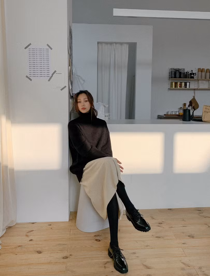 4 cách diện áo len tối màu thật sang