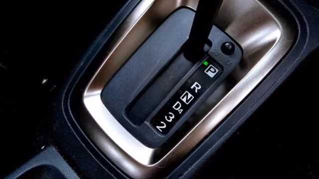 Những sai lầm dễ mắc phải khi lái xe số tự động