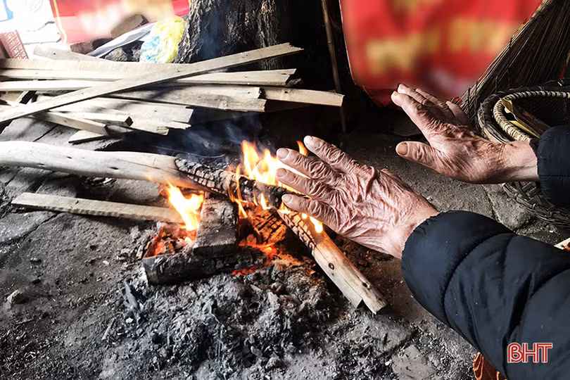 Bịt kín người khi ra đường vẫn co ro trong cái rét dưới 15 độ C ở Hà Tĩnh