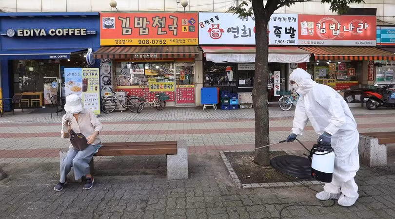 Hàn Quốc bên bờ vực “vỡ trận” vì chủ quan với Covid-19