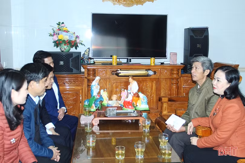 Các đồng chí lãnh đạo tỉnh chúc mừng Giáng sinh ở Nghi Xuân, Kỳ Anh