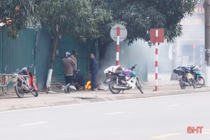 Bịt kín người khi ra đường vẫn co ro trong cái rét dưới 15 độ C ở Hà Tĩnh