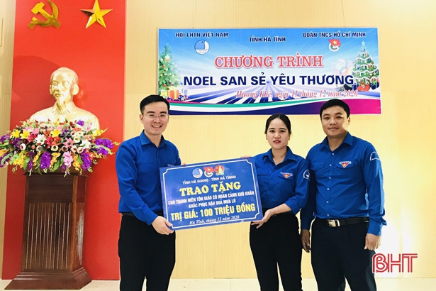 “Noel san sẻ yêu thương” trao 300 suất quà cho thanh niên công giáo