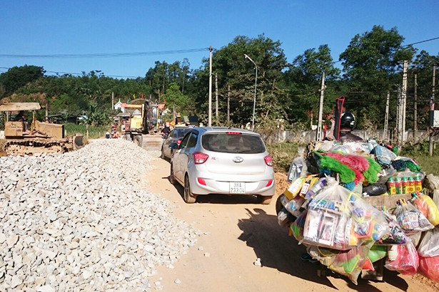 Thi công thiếu an toàn trên quốc lộ 8C ở Hương Sơn