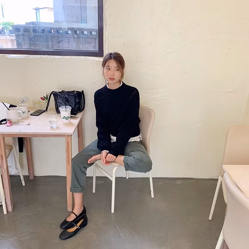 4 cách diện áo len tối màu thật sang