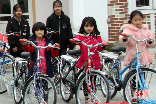 Trao 20 xe đạp cho học sinh nghèo học giỏi huyện Hương Sơn