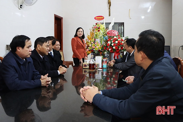 Trưởng ban Dân vận Tỉnh ủy, Giám đốc Công an tỉnh Hà Tĩnh chúc mừng Giáng sinh