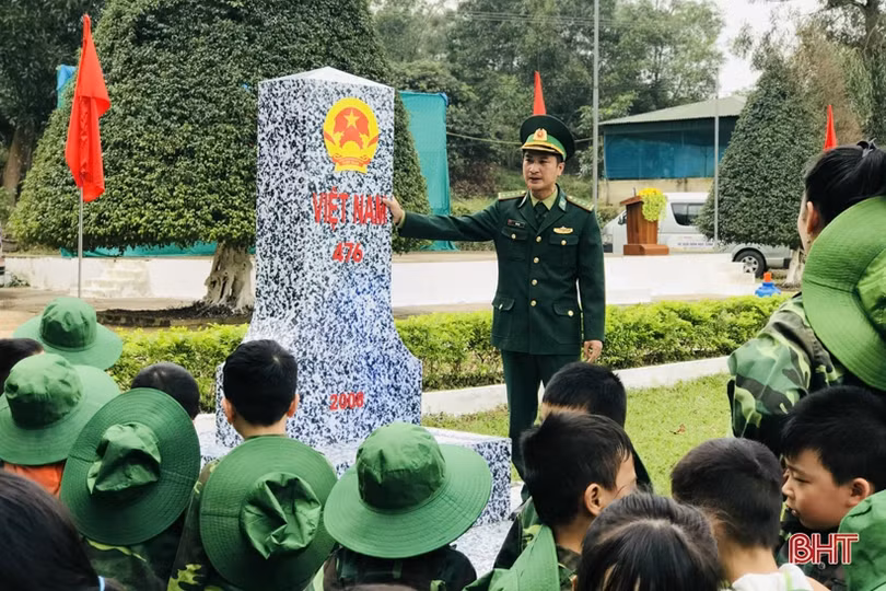 Bé mầm non Trí Đức “hóa thân” thành chiến sỹ biên phòng