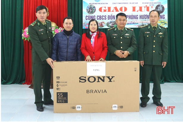 Trao quà hỗ trợ phụ nữ khó khăn khu vực biên giới Hà Tĩnh