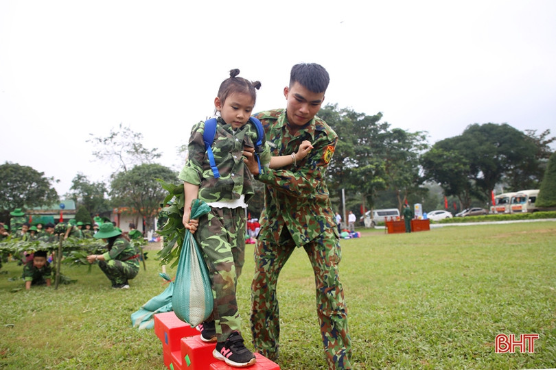 Bé mầm non Trí Đức “hóa thân” thành chiến sỹ biên phòng
