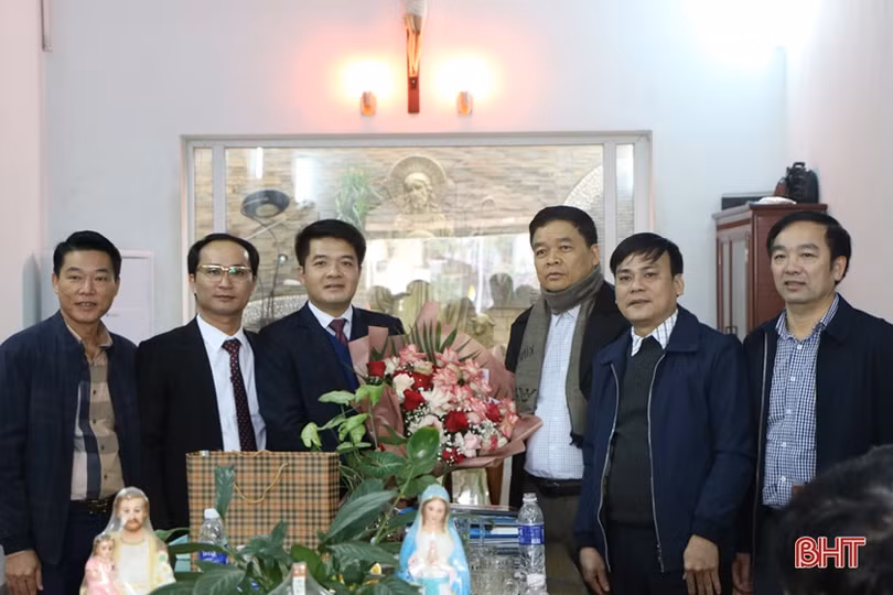 Lãnh đạo tỉnh chúc mừng Tòa Giám mục Giáo phận Hà Tĩnh