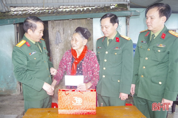 Lãnh đạo Bộ CHQS tỉnh thăm hỏi, tặng quà gia đình chính sách 