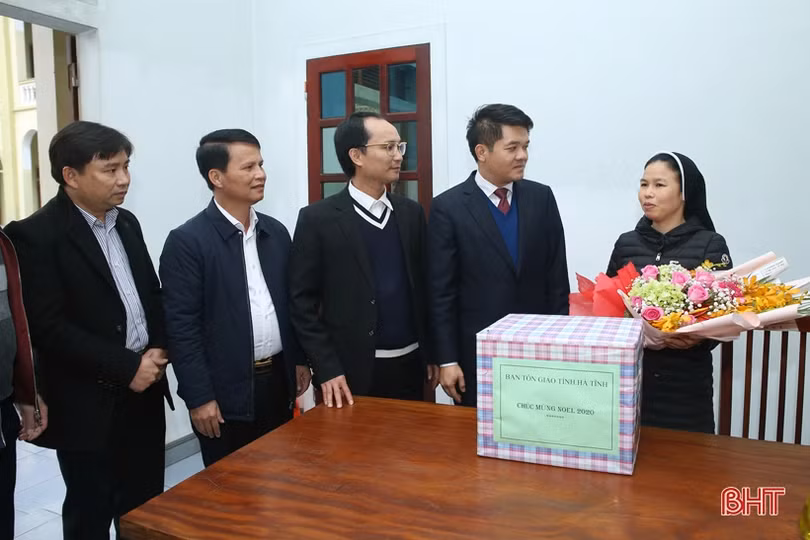 Chủ tịch Ủy ban MTTQ tỉnh Hà Tĩnh chúc mừng Giáo hạt Nghĩa Yên