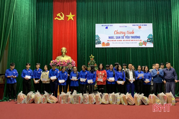 “Noel san sẻ yêu thương” trao 300 suất quà cho thanh niên công giáo