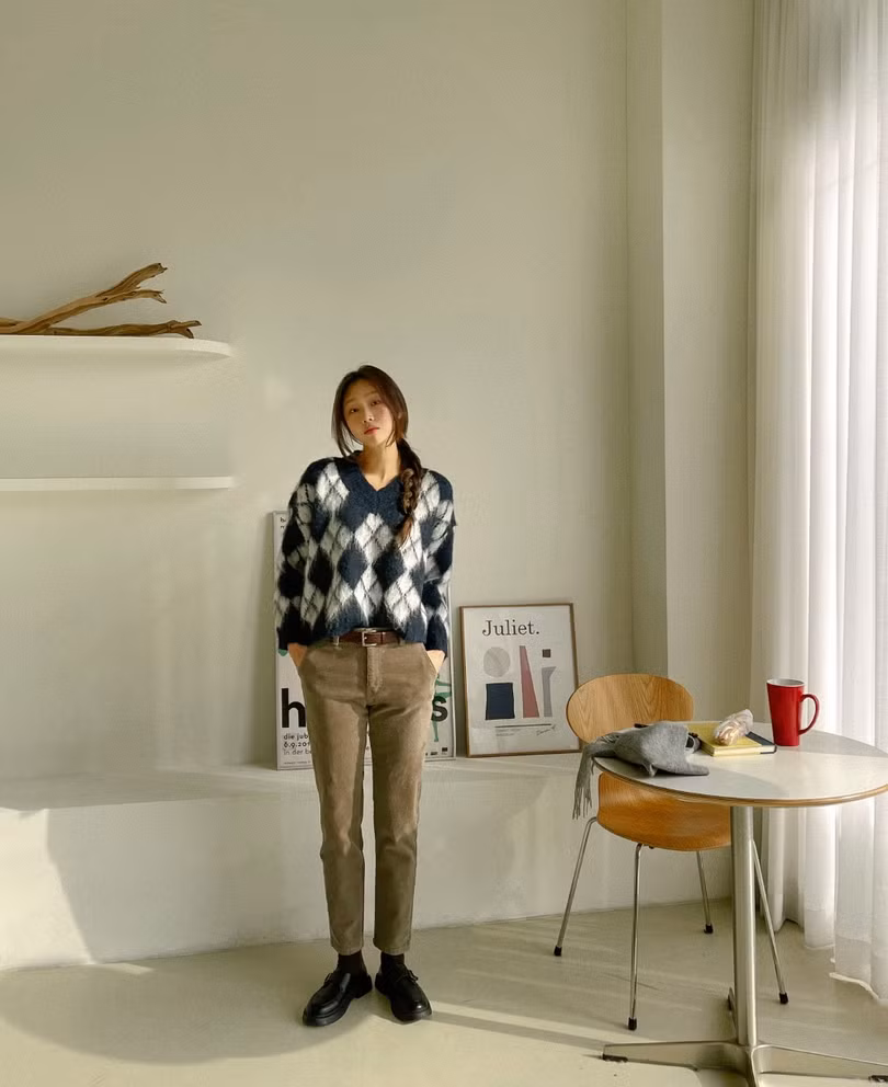 4 cách diện áo len tối màu thật sang