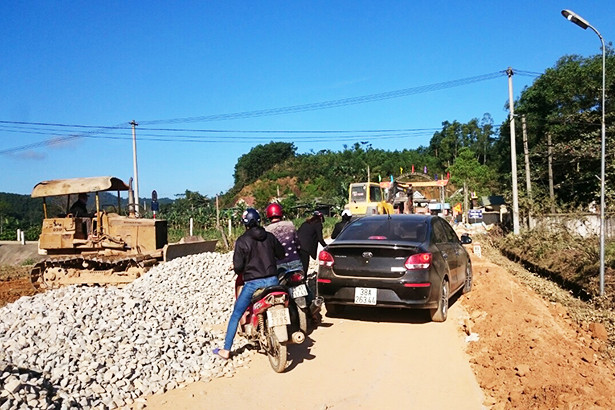 Thi công thiếu an toàn trên quốc lộ 8C ở Hương Sơn