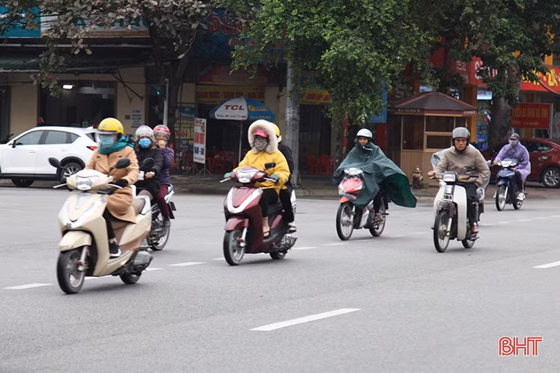 Bịt kín người khi ra đường vẫn co ro trong cái rét dưới 15 độ C ở Hà Tĩnh