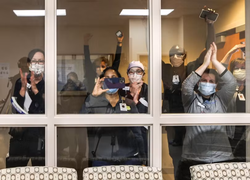 Nhân viên y tế Mỹ tiêm vaccine ngừa Covid-19