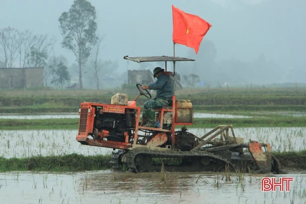 Xã đầu tiên của Nghi Xuân ra quân phá thửa nhỏ làm cánh đồng lớn