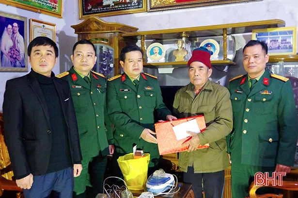 Bộ CHQS Hà Tĩnh tặng 33 suất quà cho gia đình chính sách
