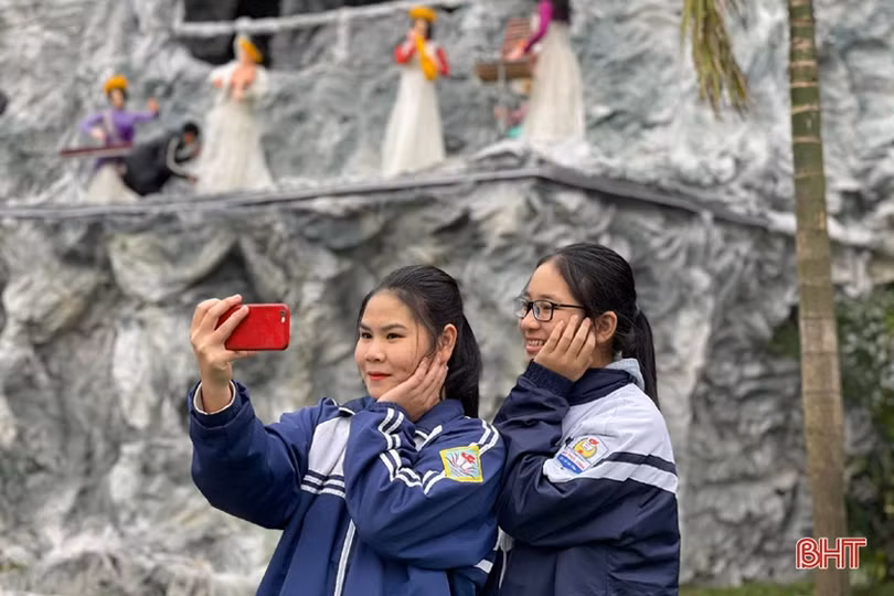 Chiêm ngưỡng hang đá Bê-lem “khổng lồ” từ hàng ngàn cây tre ở Hà Tĩnh