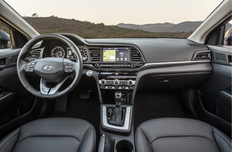 Hyundai Elantra: nội thất có đáng tiền và đủ thuyết phục trên đường trường? ảnh 3 Hyundai Elantra: nội thất có đáng tiền và đủ thuyết phục trên đường trường?