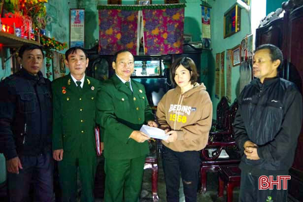 Hội CCB tỉnh tặng quà thân nhân liệt sỹ Đoàn Kinh tế - Quốc phòng 337