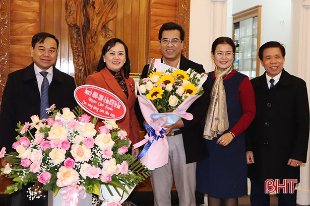 Trưởng ban Dân vận Tỉnh ủy, Giám đốc Công an tỉnh Hà Tĩnh chúc mừng Giáng sinh