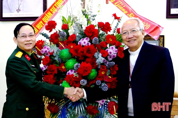 Bộ Tư lệnh Quân khu 4 chúc mừng Tòa Giám mục Giáo phận Hà Tĩnh