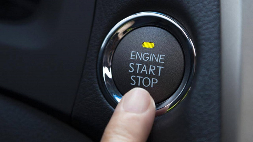 Ôtô đang chạy, bấm vào nút khởi động có ảnh hưởng gì không?