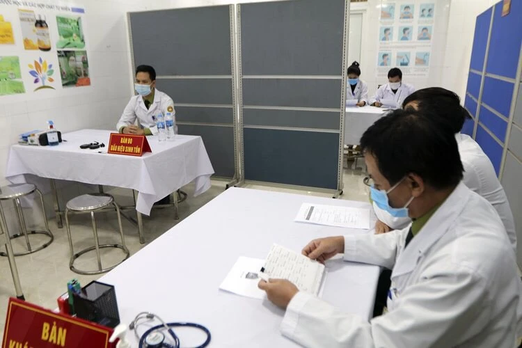 Mũi vắc xin phòng Covid-19 đầu tiên của Việt Nam bắt đầu được tiêm thử trên người